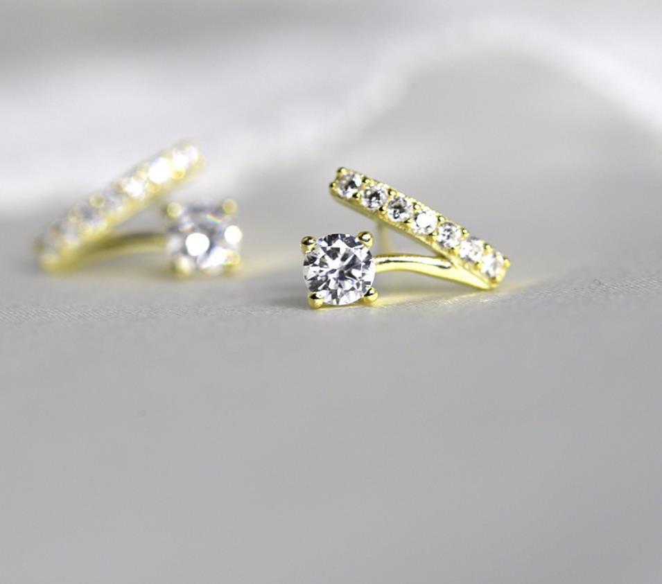 V-shaped zircon earrings