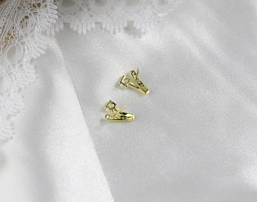 V-shaped zircon earrings